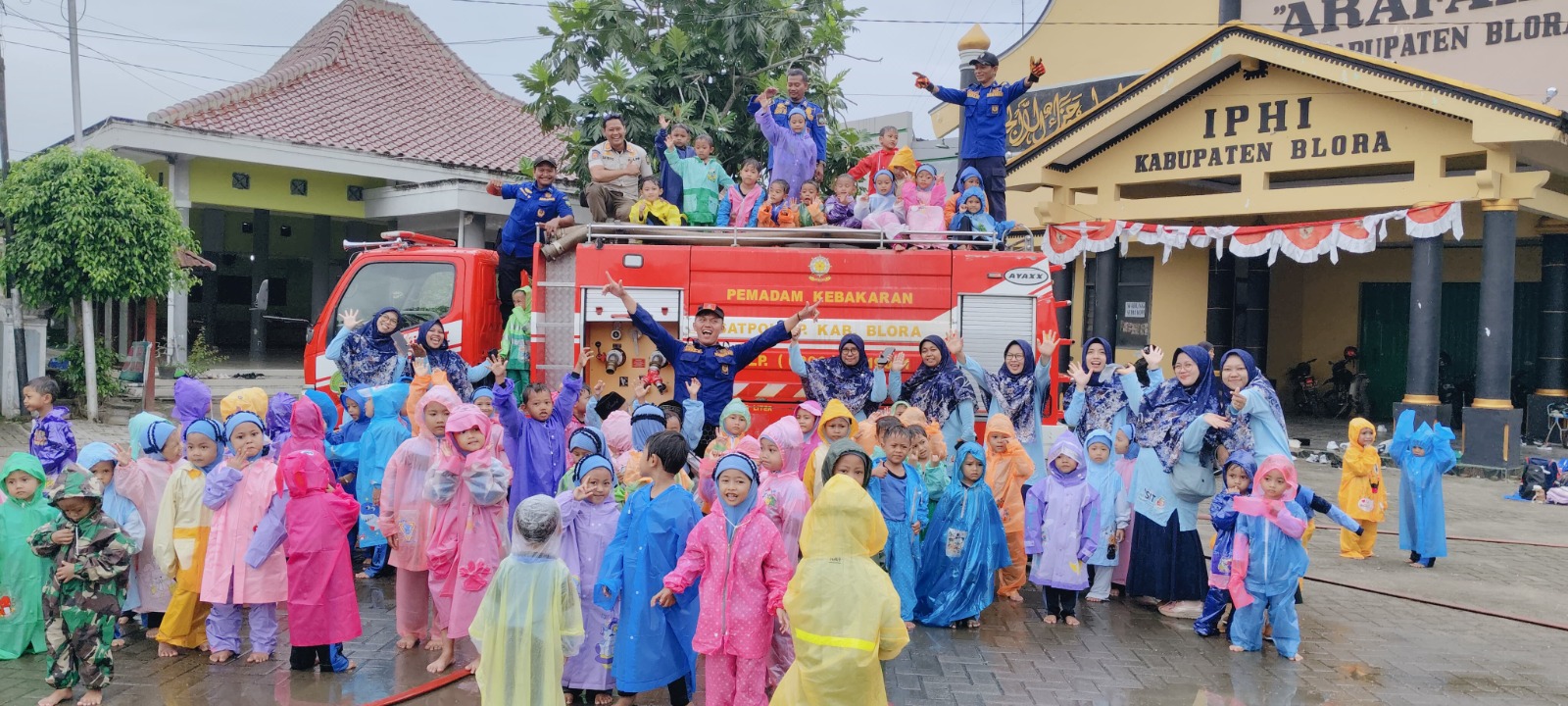 Kegiatan bersama siswa dan keluarga PAUD Harapan Mulia